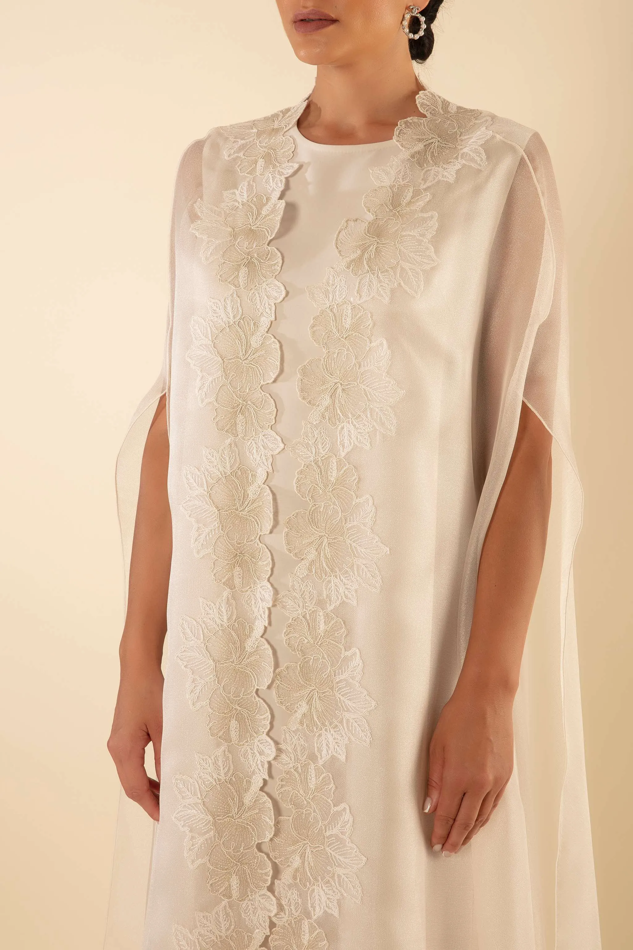 FLOWER LACE CAPE IN WHITE