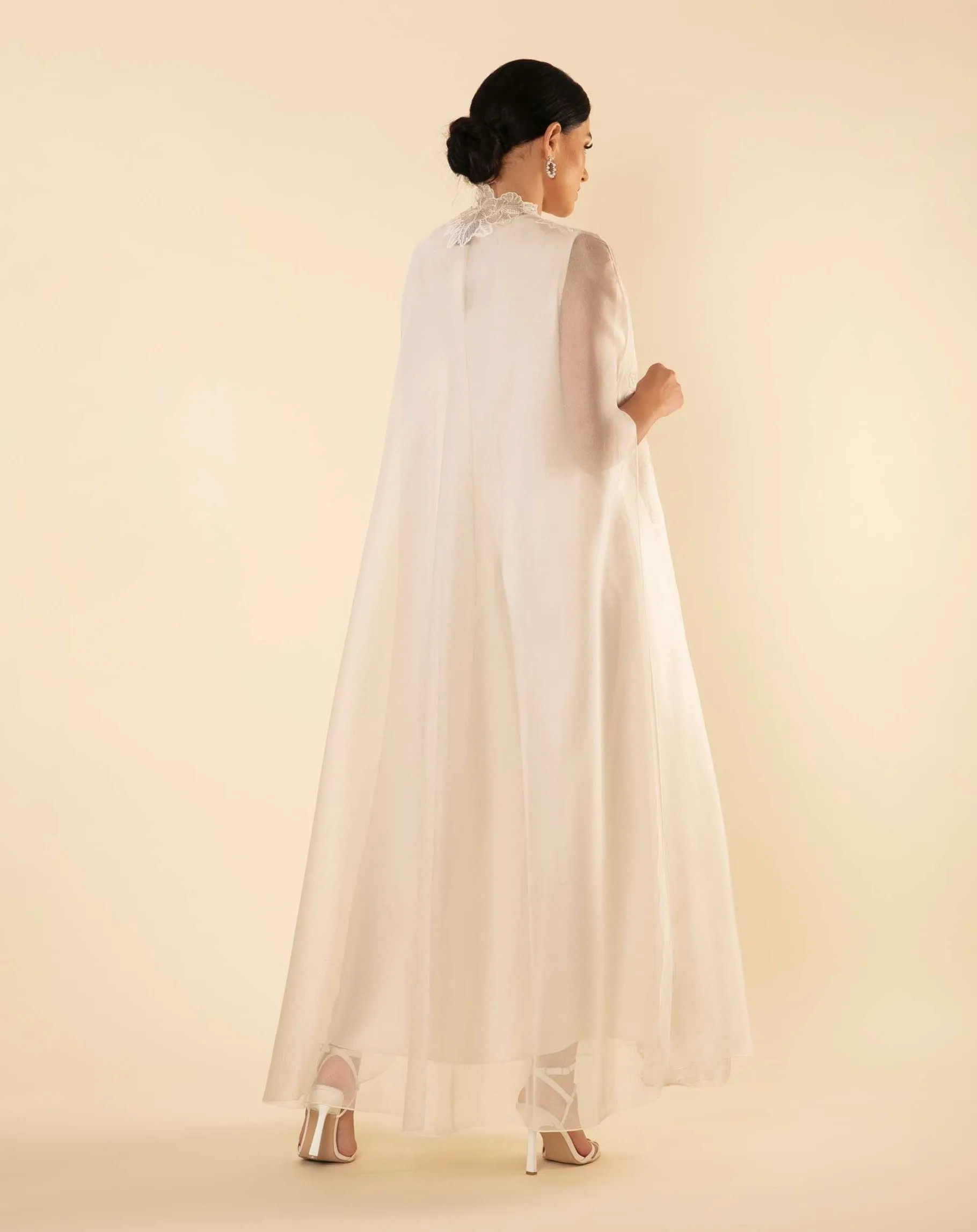 FLOWER LACE CAPE IN WHITE